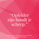 Op een rode achtergrond van grafische, organische vormen staat in het wit een quote: van SO en opleider Harriet Zuiderduin 'Opleider zijn houdt je scherp'.