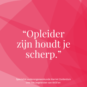 Op een rode achtergrond van grafische, organische vormen staat in het wit een quote: van SO en opleider Harriet Zuiderduin 'Opleider zijn houdt je scherp'.